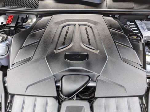 Certified 2025 Porsche Cayenne Coupe AWD/4WD image 36