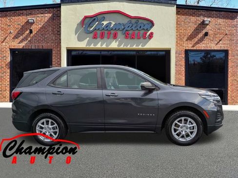 Used 2022 Chevrolet Equinox LS AWD/4WD image 3