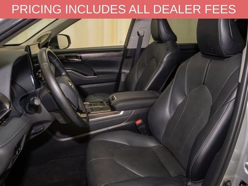 Used 2021 Toyota Highlander Limited FWD image 13