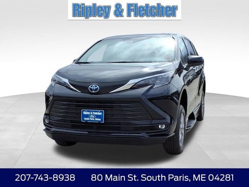 Used 2025 Toyota Sienna XLE FWD image 2