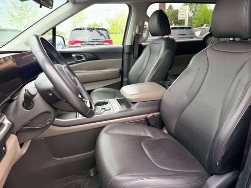 Used 2025 Kia Carnival FWD image 15