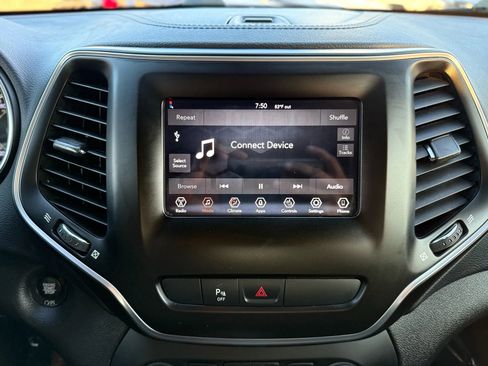 Used 2020 Jeep Cherokee Latitude Plus w/ Cold Weather Group AWD/4WD image 28