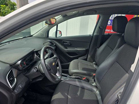 Used 2022 Chevrolet Trax LT w/ LT Convenience Package image 16