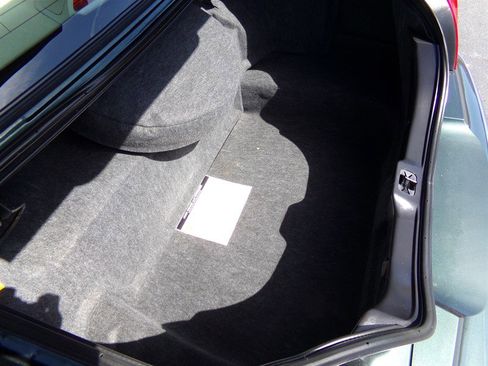 Used 2002 Lincoln Town Car Signature RWD image 32