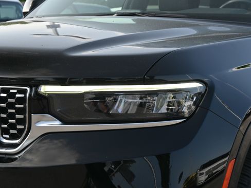 Used 2023 Jeep Grand Cherokee Summit AWD/4WD image 6