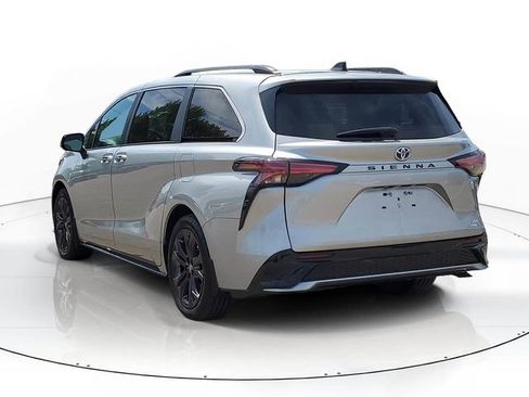 Used 2024 Toyota Sienna XSE FWD image 4