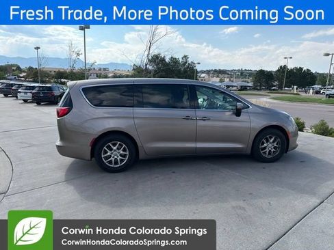 Used 2017 Chrysler Pacifica Touring FWD image 5