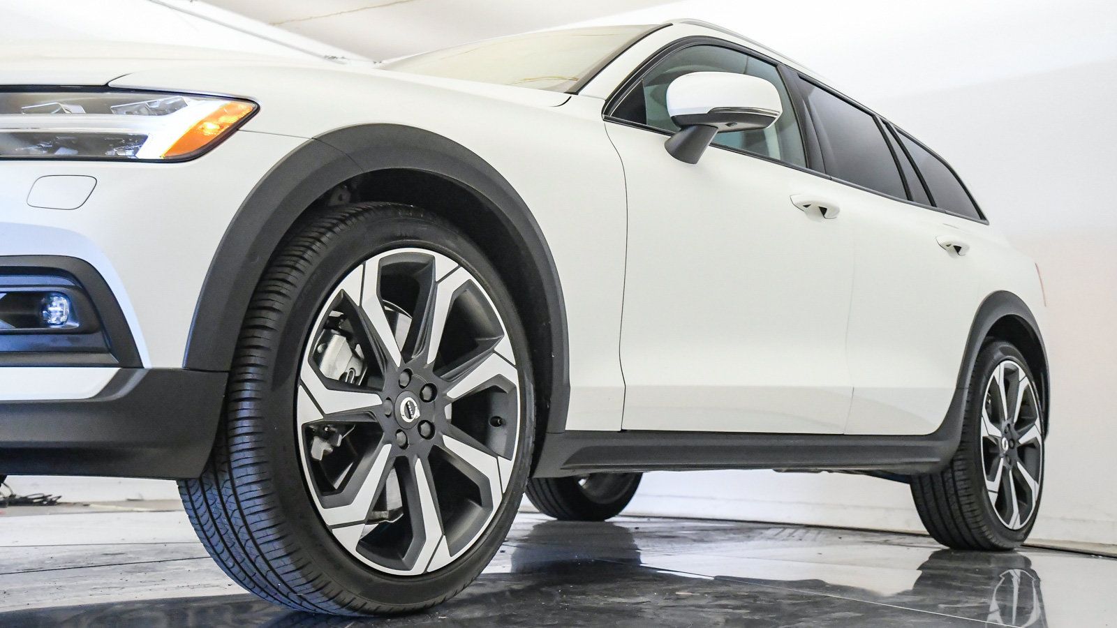 Certified 2025 Volvo V60 B5 Cross Country Plus AWD/4WD image 10