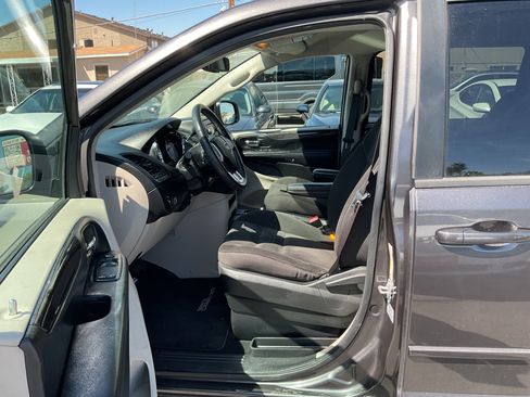 Used 2017 Dodge Grand Caravan SE w/ UConnect Hands-Free Group FWD image 12