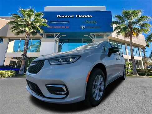 New 2026 Chrysler Pacifica Limited w/ Uconnect Theater Family Group image 9