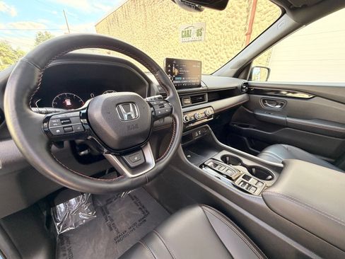 Used 2025 Honda Pilot TrailSport image 16