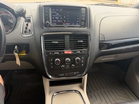 Used 2019 Dodge Grand Caravan SXT FWD image 14