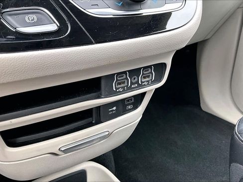 Used 2022 Chrysler Pacifica Touring-L FWD image 31