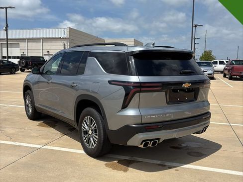 Used 2025 Chevrolet Traverse LT AWD/4WD image 3