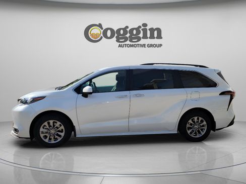 Certified 2026 Toyota Sienna XLE FWD image 2