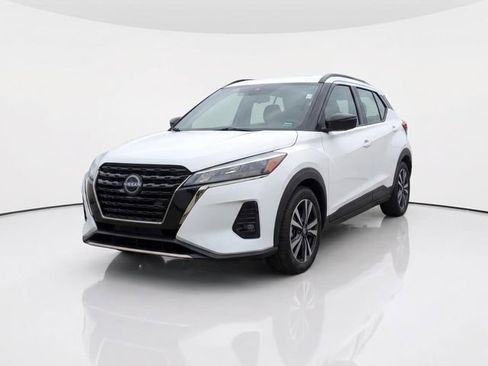 Used 2024 Nissan Kicks SR w/ SR Premium Package FWD image 2
