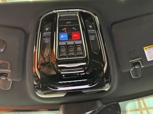 Used 2023 Jeep Grand Cherokee Overland AWD/4WD image 18
