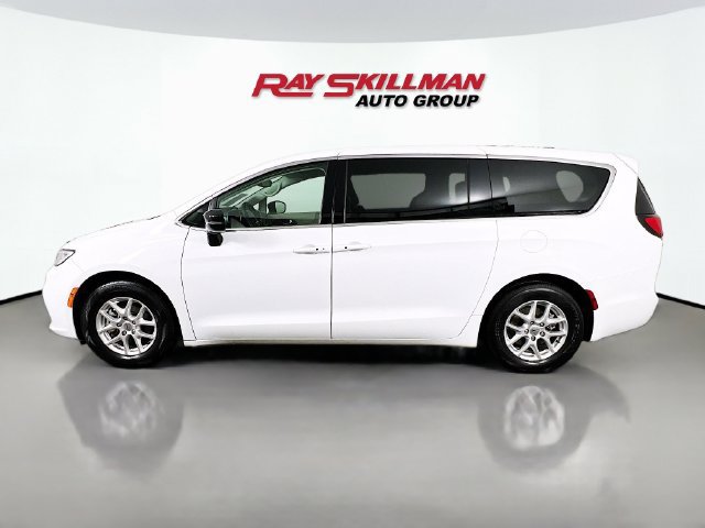 Used 2024 Chrysler Pacifica Touring-L FWD image 4