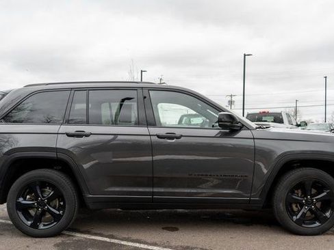 Used 2023 Jeep Grand Cherokee Altitude image 5