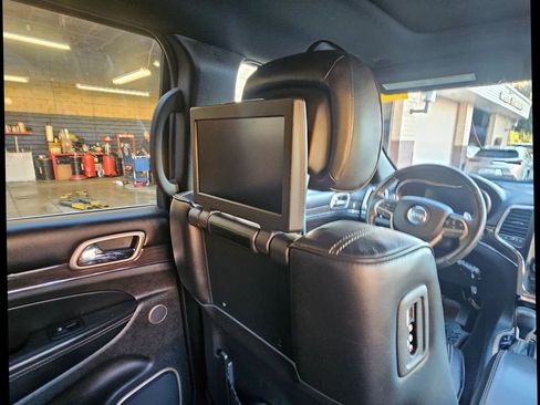 Used 2017 Jeep Grand Cherokee Overland image 33