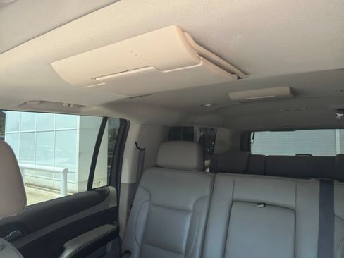 Used 2020 Chevrolet Suburban LT RWD image 4