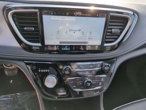 New 2026 Chrysler Pacifica Limited w/ Uconnect Theater Family Group image 27