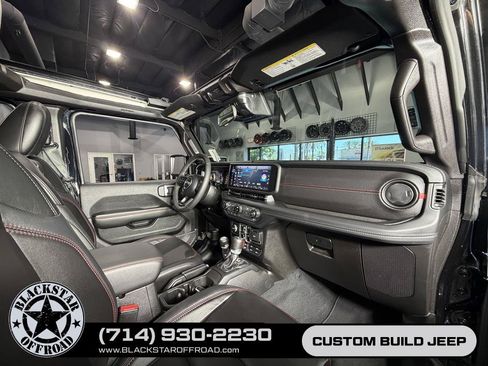 Used 2025 Jeep Wrangler Unlimited Rubicon w/ Convenience Group AWD/4WD image 25