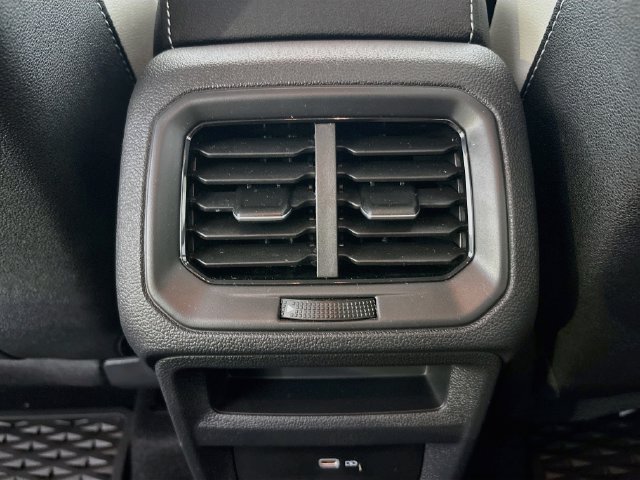 Certified 2025 Volkswagen Taos SE AWD/4WD image 26