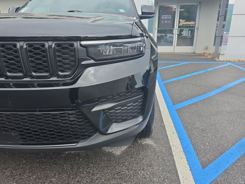 Used 2023 Jeep Grand Cherokee Altitude AWD/4WD image 10