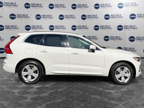 Used 2022 Volvo XC60 B5 Momentum AWD/4WD image 6