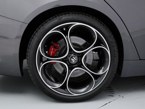 Used 2023 Alfa Romeo Giulia Veloce RWD image 19