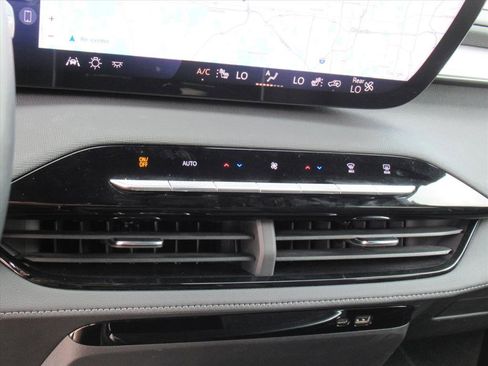 Used 2025 Buick Enclave Preferred image 23