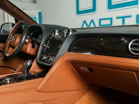 Used 2019 Bentley Bentayga image 13