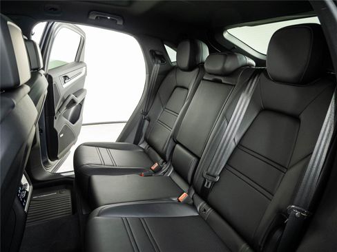 Certified 2026 Porsche Cayenne Coupe AWD/4WD image 22