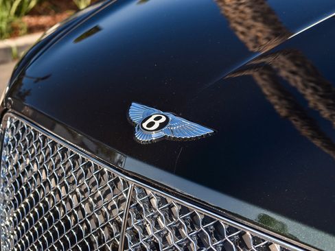 Used 2023 Bentley Bentayga Azure image 15