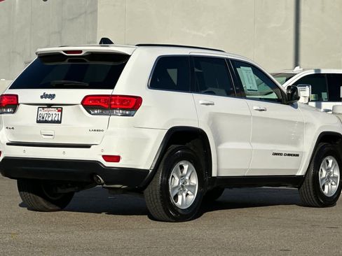 Used 2017 Jeep Grand Cherokee Laredo image 2