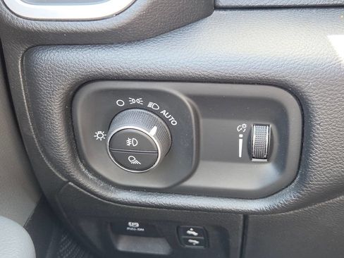 Used 2020 RAM 1500 Big Horn AWD/4WD image 40