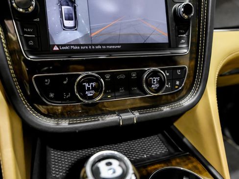 Used 2019 Bentley Bentayga AWD/4WD image 23