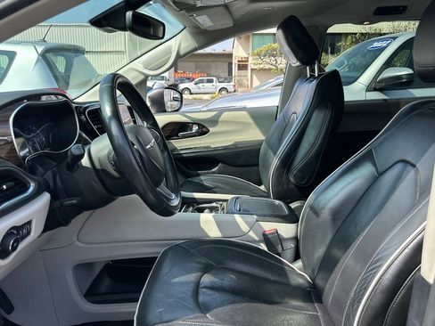 Used 2022 Chrysler Pacifica Limited image 13