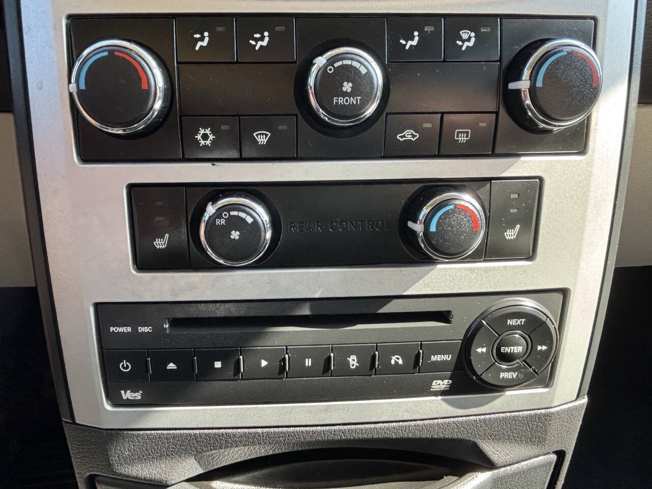 Used 2010 Chrysler Town & Country Touring Plus FWD image 28