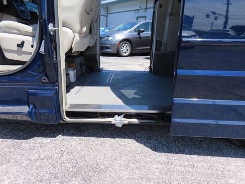 Used 2012 Dodge Grand Caravan Crew w/ Crew Value Pkg FWD image 19