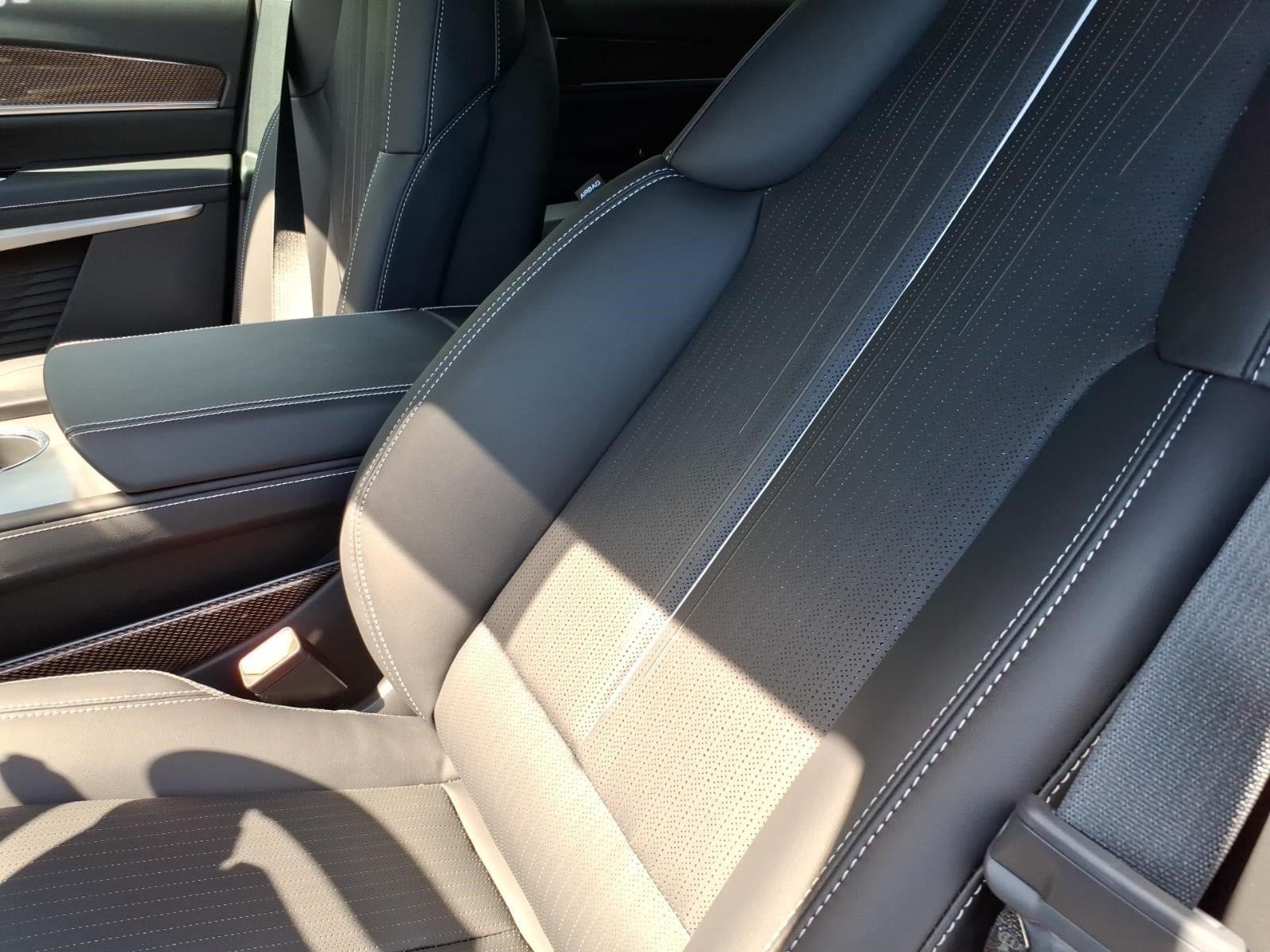 New 2027 Cadillac Vistiq Luxury w/ LPO, Floor Liner Package AWD/4WD image 14