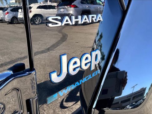 Used 2023 Jeep Wrangler Unlimited Sahara w/ Cold Weather Group AWD/4WD image 9