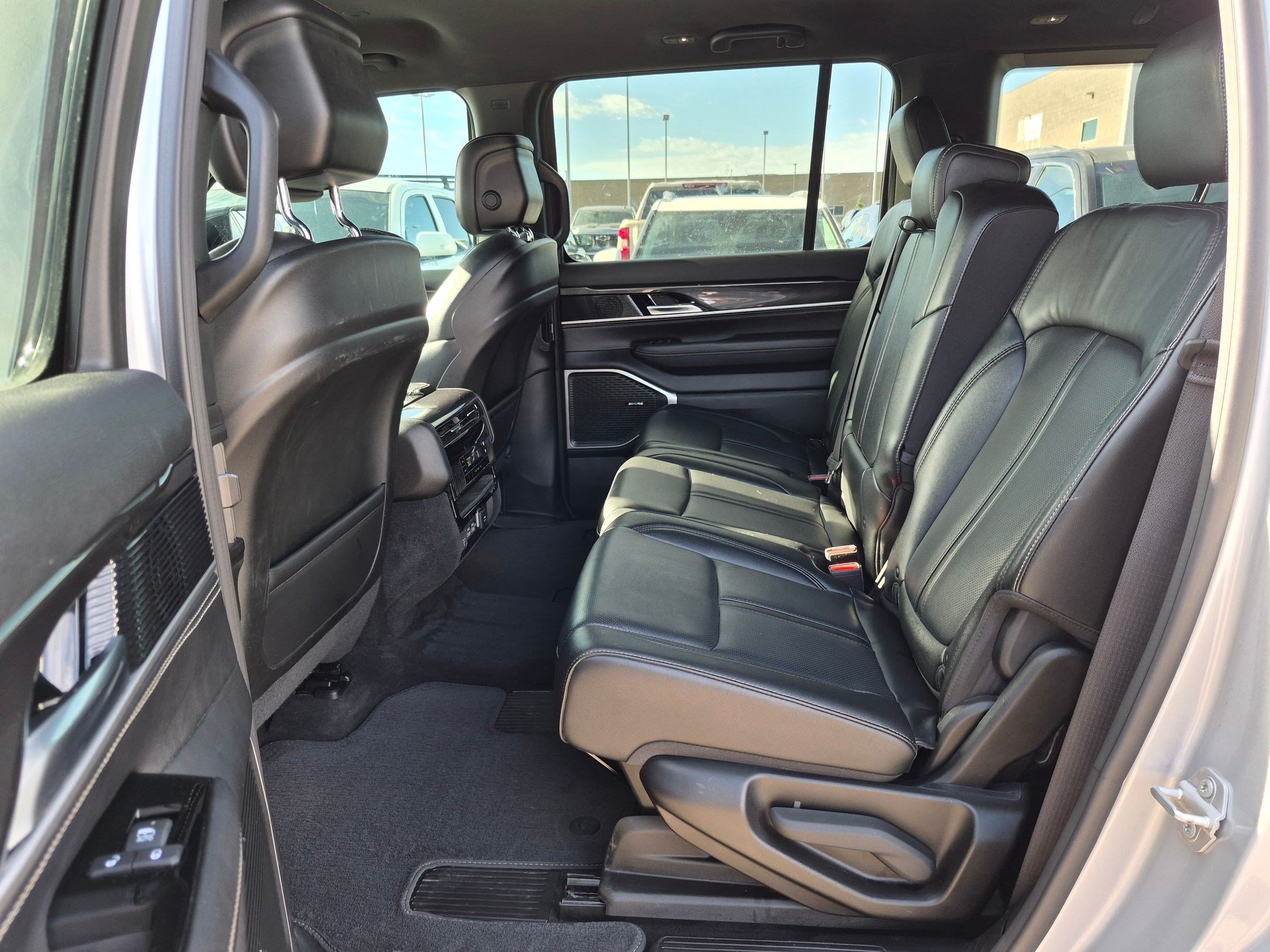 Used 2023 Jeep Wagoneer 4WD image 27
