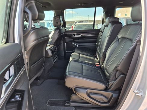 Used 2023 Jeep Wagoneer 4WD image 27