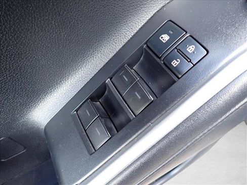 Used 2021 Toyota Highlander XLE AWD/4WD image 17