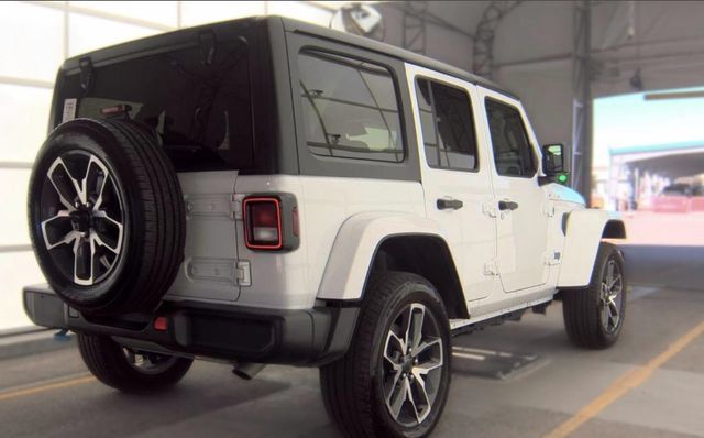 Used 2024 Jeep Wrangler Unlimited w/ Convenience Group AWD/4WD image 2