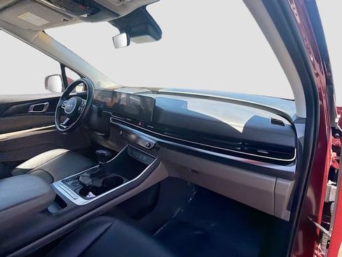 Used 2025 Kia Carnival FWD image 30