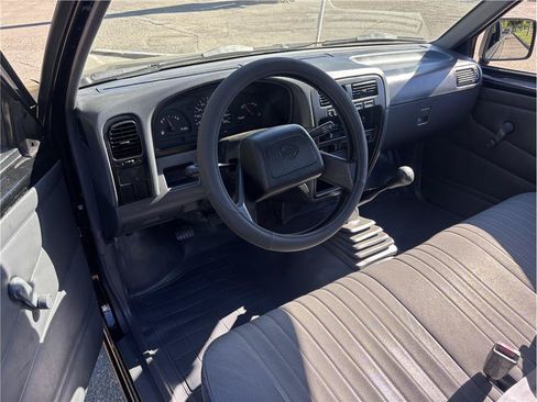 Used 1995 Nissan Pickup 2WD Regular Cab image 10