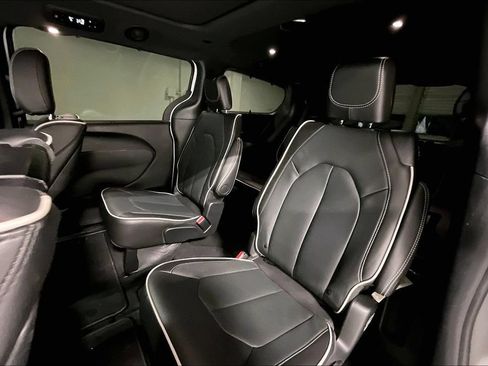 Used 2024 Chrysler Pacifica Limited w/ Uconnect Theater Family Group AWD/4WD image 32